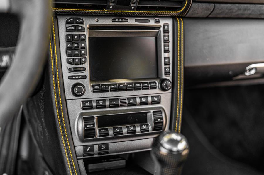 Детали интерьера Porsche 911 GT2 (997) 2008 года  (NA) (фото 81 из 197)